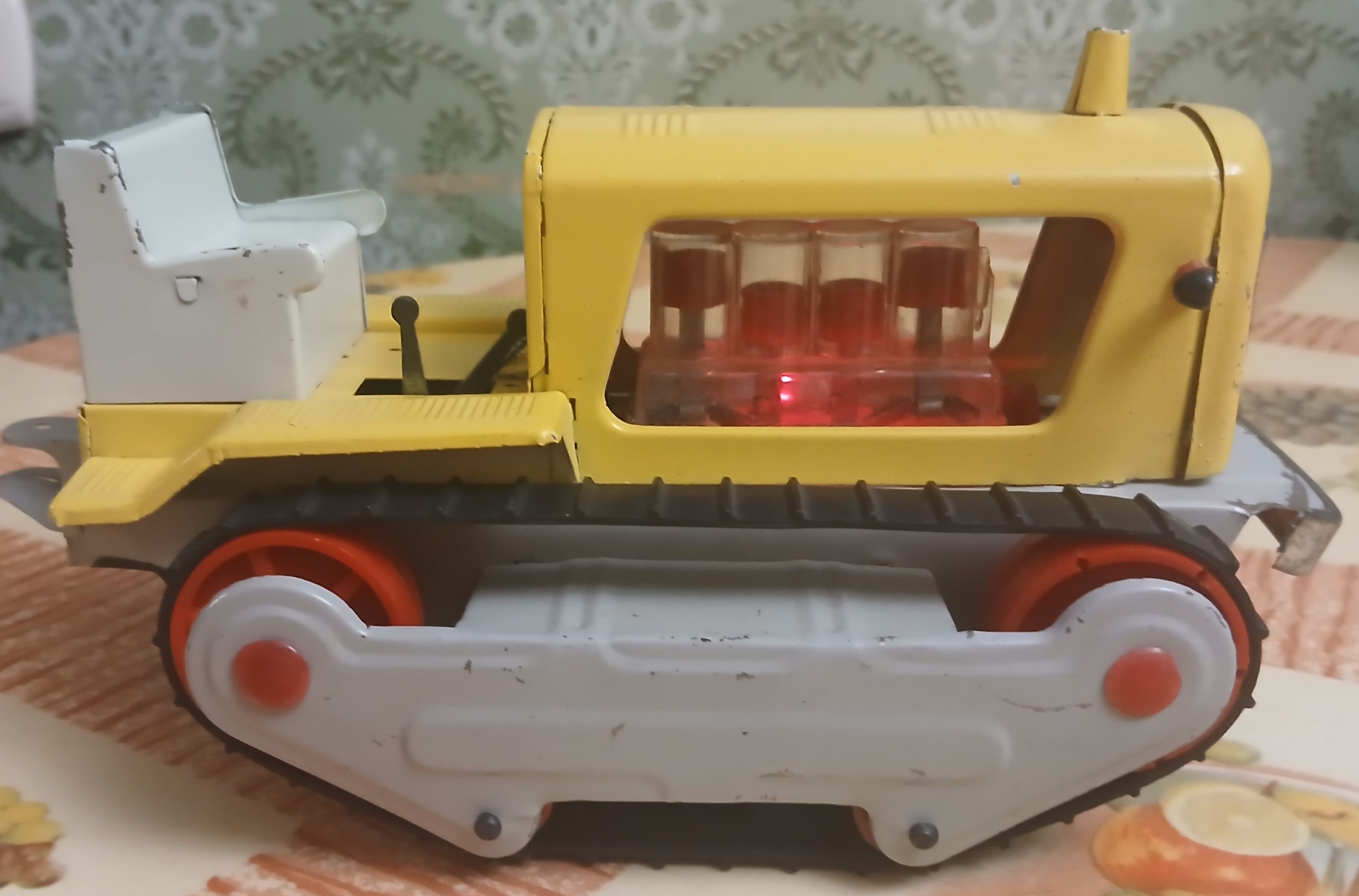 Игрушка гусеничный трактор завода Искра